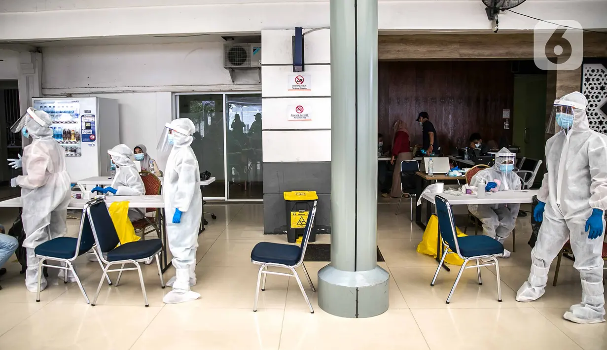Petugas medis bersiap untuk melayani swab antigen penumpang di Stasiun Senen, Jakarta, Senin (21/12/2020). Aturan tersebut mengacu ke Surat Edaran Kementerian Perhubungan Nomor 14 Tanggal 8 Juni 2020 dan Surat Edaran Gugus Tugas Covid-19 Tanggal 26 Juni 2020. (Liputan6.com/Faizal Fanani)