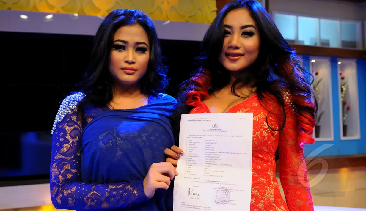 Duo Serigala memperlihatkan surat laporan dari kepolisian saat konferensi pers, Jakarta, Kamis (16/4/2015). Mereka membantah penyebaran foto vulgar untuk mencari sensasi. (Liputan6.com/Faisal R Syam)