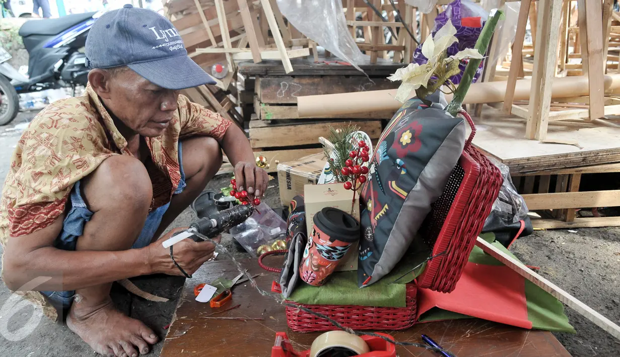 Pedagang parcel merapihkan barang dagangannya di kawasa Cikini, Jakarta, Jumat (16/12). Jelang hari raya Natal, penjualan parcel di kawasan Cikini masih sepi pemebeli. (Liputan6.com/Yoppy Renato)