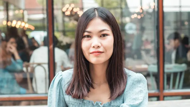 tersenyum santai cantik