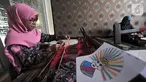 Warga menyelesaikan pembuatan tenun bertema ondel-ondel saat Pelatihan Tenun Betawi di Rusun Jatinegara Barat, Jakarta, Rabu (6/11/2019). Sebanyak 20 warga Rusun Jatinegara Barat mengikuti Pelatihan Tenun Betawi yang digagas Dewan Kerajinan Nasional Daerah DKI Jakarta. (merdeka.com/Iqbal Nugroho)