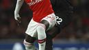 Penyerang Arsenal,  Nicolas Pepe (depan) mengontrol bola dari kawalan pemain Manchester City, Benjamin Mendy  pada pertandingan lanjutan Liga Inggris di di Stadion Emirates, London (15/12/2019). City menang telak atas Arsenal 3-0. (AP Photo/Ian Walton)