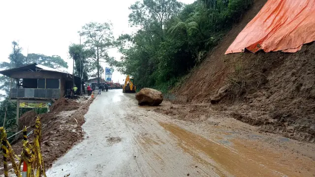 Longsor di jalur Puncak, Bogor pada Senin 5 Februari 2018. (Liputan6.com/Achmad Sudarno)