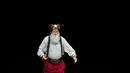 Seorang santa melakukan pertunjukan saat mengikuti kelas di Charles W. Howard Santa Claus School di Midland, Michigan, 27 Oktober 2016. Mereka diberi beragam pelajaran dari merias wajah, sampai pendidikan mengenai merawat rusa. (REUTERS/Christinne Muschi)