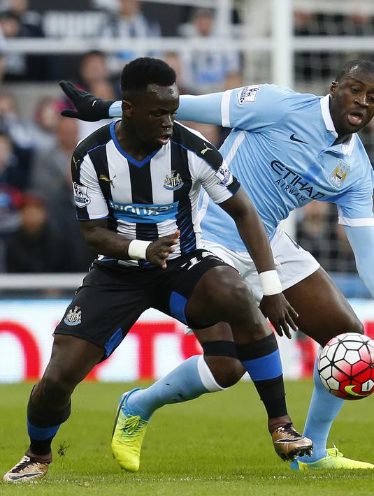 Cheick Tiote mengecoh pemain Manchester City, Yaya Toure pada laga Premier League di Saint James Park stadium, Newcastle, (19/4/2016).  (EPA/Lindsey Parnaby)
