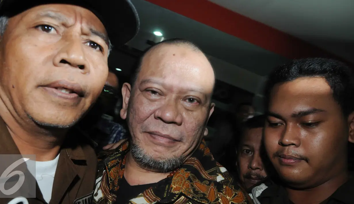 Mantan Ketum PSSI La Nyalla Mattaliliti usai menjalani pemeriksaan di Kejagung, Jakarta pada Selasa (31/5). La Nyalla ditahan di Rutan Salemba cabang Kejagung. (Liputan6.com/Helmi Afandi)