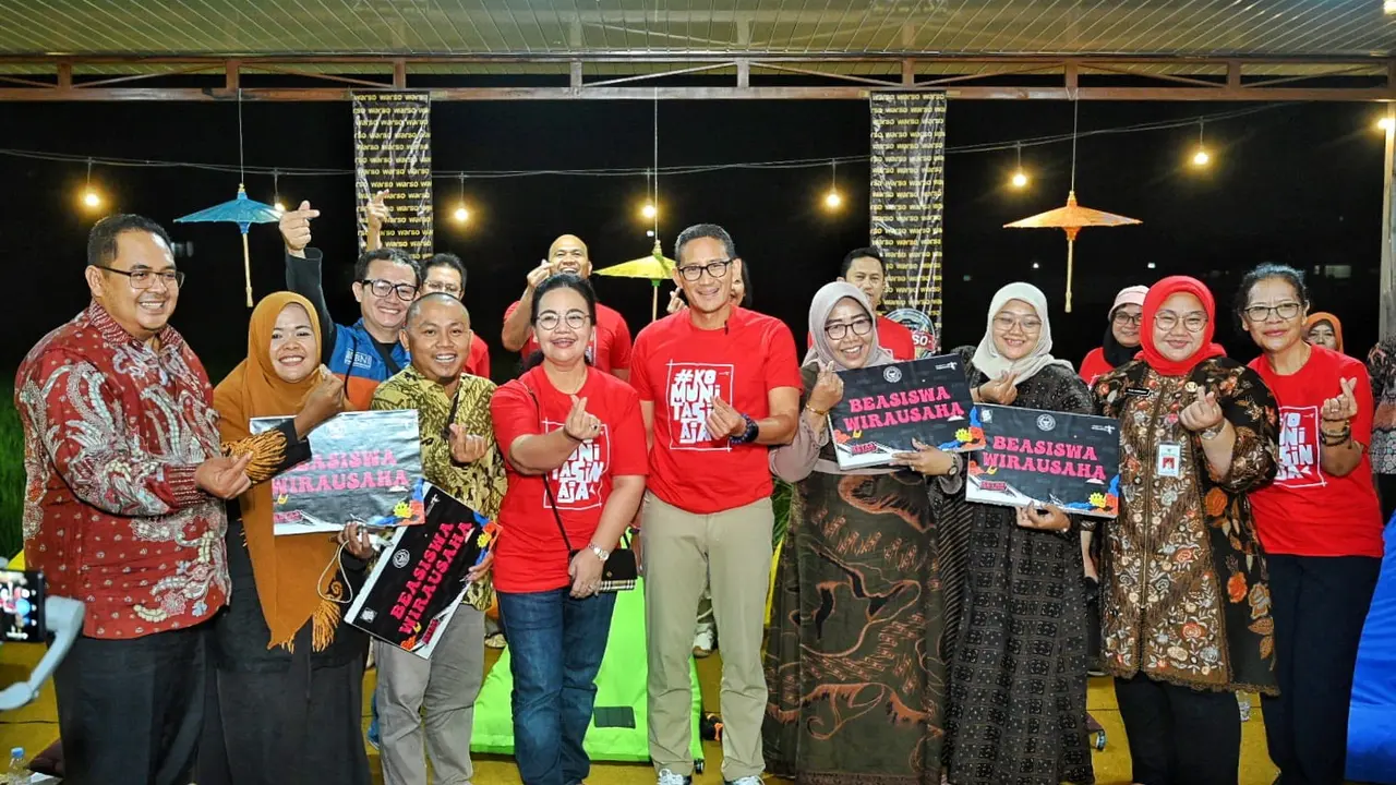 Menparekraf Sandiaga Uno memberikan beasiswa wirausaha kepada para pelaku UMKM