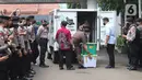 Petugas membawa barang bukti kasus pembunuhan berencana Brigadir J saat proses pelimpahan tahap dua kasus tersebut di Gedung Kejaksaan Agung, Jakarta, Rabu (5/10/2022). Penyidik Bareskrim Polri menyerahkan barang bukti beserta kesebelas tersangka kepada Kejaksaan Agung terkait kasus pembunuhan berencana Brigadir J dan obstruction of justice yang menjerat mantan Kadiv Propam Ferdy Sambo sebagai tersangka. (Liputan6.com/Herman Zakharia)