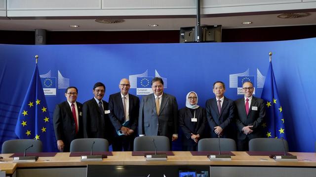 Airlangga Hartarto bersama delegasi dari Malaysia yang dipimpin  Deputi Perdana Menteri Malaysia Fadillah Yusof saat berkunjung ke markas Uni Eropa di Brussels, Belgia.