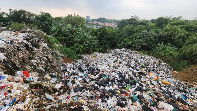 Kelola Sampah Secara Ilegal, Seorang Warga Limo Depok Ditindak Gakkum hingga Dibui. (Dok: KLHK)
