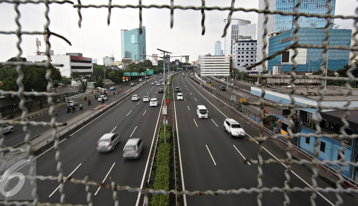 Kendaraan melintasi jalan protokol di kawasan Mampang, Jakarta, Kamis (5/5). Libur panjang libur nasional dan cuti bersama 5 sampai 8 Mei membuat sejumlah ruas di Jakarta terpantau lengang. (Liputan6.com/Immanuel Antonius)