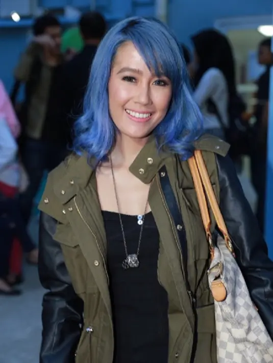 Jika sebelumnya mantan kekasih Eza Gionino ini tampil dengan rambut berwarna pink lavender, saat ditemui di kawasan Mampang, Jakarta Selatan pada Rabu (6/1/2016) Ardina Rasti tampil mencolok dengan rambut biru. (Galih W. Satria/Bintang.com)
