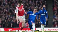 Cole Palmer dan Declan Rice berebut bola dalam laga Liga Inggris antara Chelsea vs Arsenal di Emirates Stadium, 1 Maret 2026. (AP Photo/Alastair Grant)