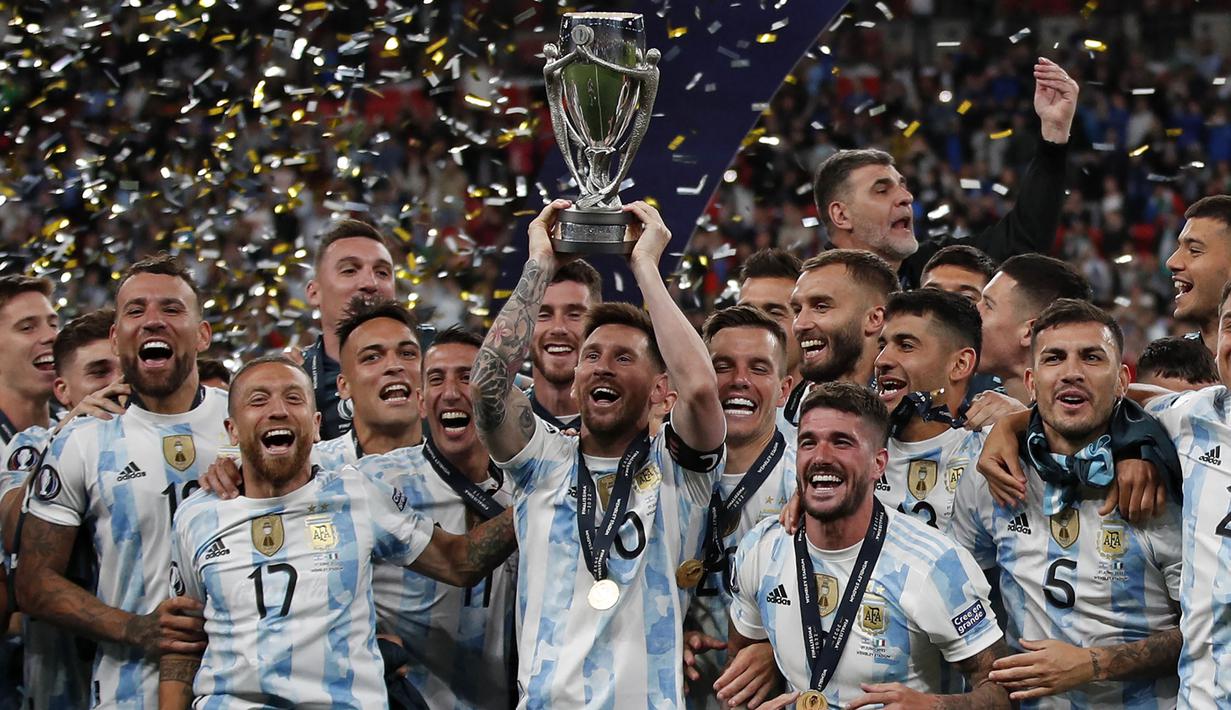 Argentina berhasil menyabet gelar juara 'Finalissima' setelah mengalahkan Italia pada laga final yang berlangsung di Stadion Wembley Stadium, London 1 Juni  2022. (AFP/Adrian Dennis)