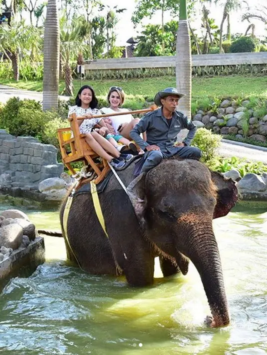 Melalui akun Instagram, janda dua anak itu membongkar borok mantan suaminya. Berawal kabar prescon mantan suaminya bersama dengan kuasa hukumnya, KDRT hingga tidak mengeluarkan uang sepeserpun saat proses kelahiran anaknya. (nikitamirzanimawardi_17)
