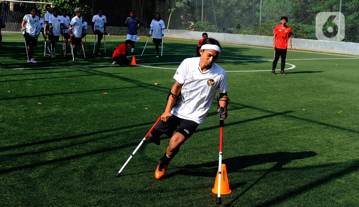 Pemain Timnas Amputasi Indonesia mengikuti latihan fisik jelang Piala Dunia Amputasi 2022 di Sports Club Serena Mansion, Jakarta Selatan, Selasa (5/7/2022). Mereka akan berlaga di Piala Dunia Sepak Bola Amputasi atau World Amputee Football Federation (WAFF) World Cup 2022 di Turki pada Oktober 2022. (merdeka.com/Arie Basuki)