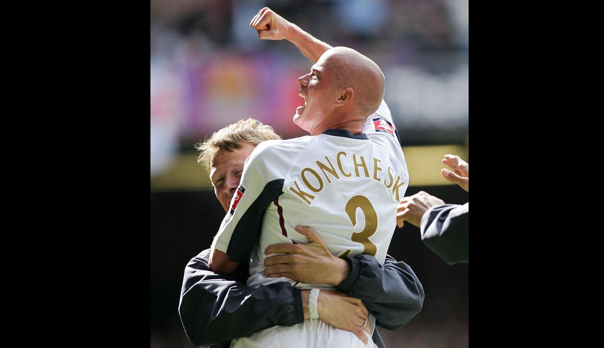 Namun, The Hammers berhasil kembali unggul sepuluh menit berselang melalui sepakan indah Paul Konchesky. (AFP/Carl De Souza)