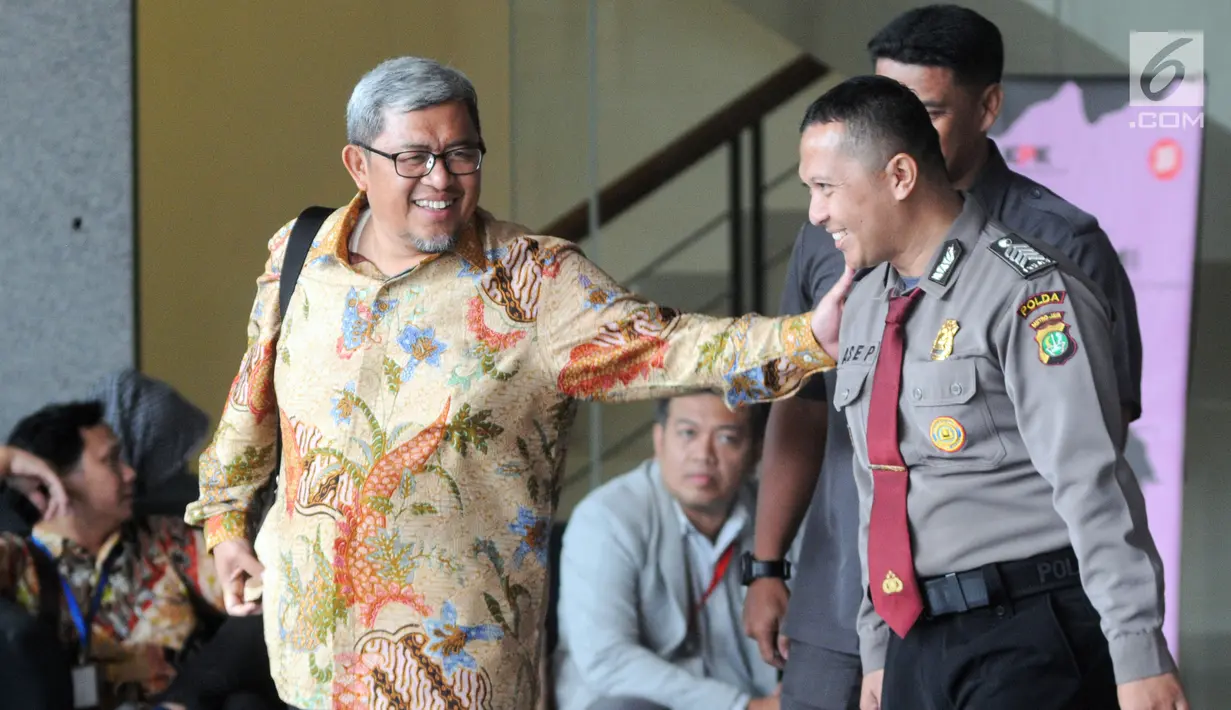 Mantan Gubernur Jawa Barat Ahmad Heryawan (Aher) usai menjalani pemeriksaan di Gedung KPK, Jakarta, Selasa (27/08/2019). Aher diperiksa sebagai saksi Sekda Jawa Barat Iwa Karniwa yang menjadi tersangka karena diduga meminta uang sebesar Rp1 miliar kepada PT Lippo Cikarang. (merdeka.com/Dwi Narwoko)