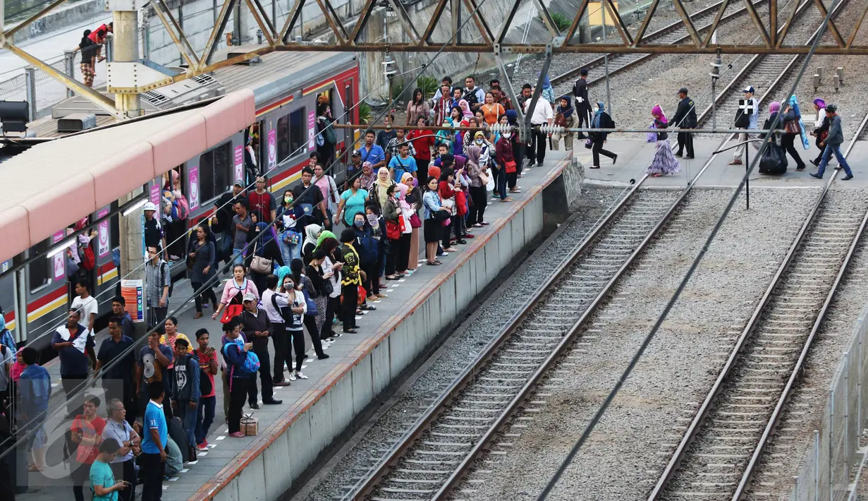 Sejumlah penumpang saat menunggu KRL, Jakarta, Selasa (20/10/2015). PT KRL Commuter Jakarta akan menyesuaikan tarif KRL Jabodetabek sampai 50 % mulai November 2015. (Liputan6.com/Immanuel Anton)