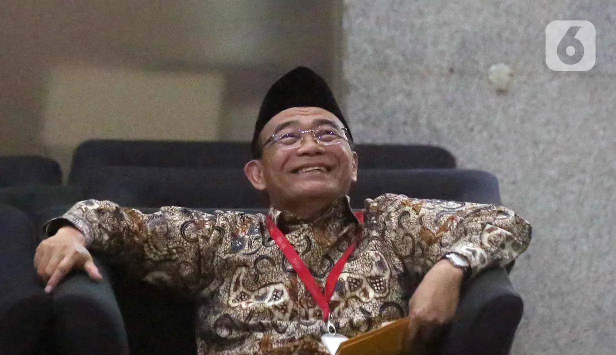 Penasihat Khusus Presiden Bidang Haji, Muhadjir Effendy (kanan), saat menunggu waktu pemeriksaan di Gedung Merah Putih Komisi Pemberantasan Korupsi (KPK), Jakarta, Senin (18/5/2026). (Liputan6.com/Helmi Fithriansyah)