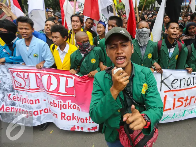 Peserta aksi membawa spanduk saat menggelar aksi unjuk rasa di depan Istana Negara, Kamis (12/1). Dalam aksinya mereka menuntut Presiden Jokowi-JK untuk membuat kebijakan yang pro terhadap rakyat. (Liputan6.com/Faizal Fanani)
