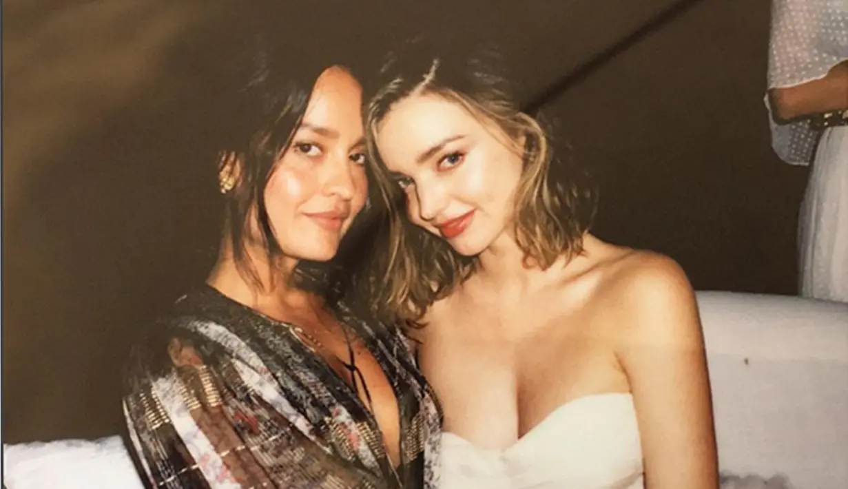Selain foto pertunangan, ada beberapa foto kemesraan Miranda Kerr dan Evan Spiegel yang tersebar di dunia maya.  (doc.Hollywoodlife.com)