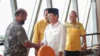Ketua DPD Partai Golkar Jawa Barat Dedi Mulyadi disambut kader Golkar setibanya di Bakrie Tower Kuningan, Jakarta, Jumat (29/9). Kedatangan Dedi Mulyadi untuk menghadap ke Ketua Dewan Pembina Golkar Aburizal Bakrie. (Liputan6.com/Faizal Fanani)