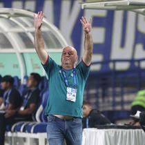 Pelatih kepala Persib Bandung, Bojan Hodak memberi instruksi kepada pemainnya saat menghadapi Bali United pada laga leg kedua semifinal Championship Series BRI Liga 1 2023/2024 di Stadion Si Jalak Harupat, Soreang, Kabupaten Bandung, Sabtu (18/5/2024). (Bola.com/Abdul Aziz)