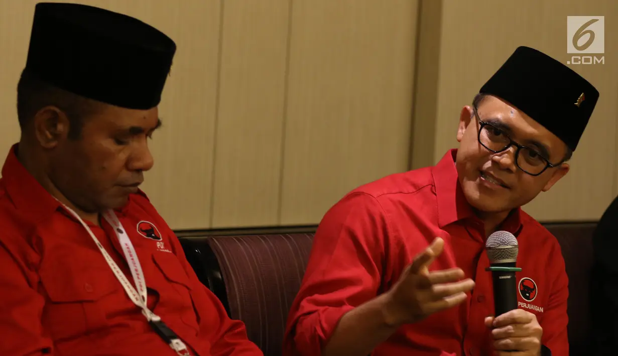 Bupati Banyuwangi Abdullah Azwar Anas menjadi pembicara dalam serial diskusi dalam rangkaian Kongres PDI P ke V di Sanur, Bali, Jumat (9/8/2019). Diskusi tersebut membahas "Kepala Daerah Bongkar Rahasia PDI Perjuangan Menang Dalam Pilkada. (Liputan6.com/Johan Tallo)