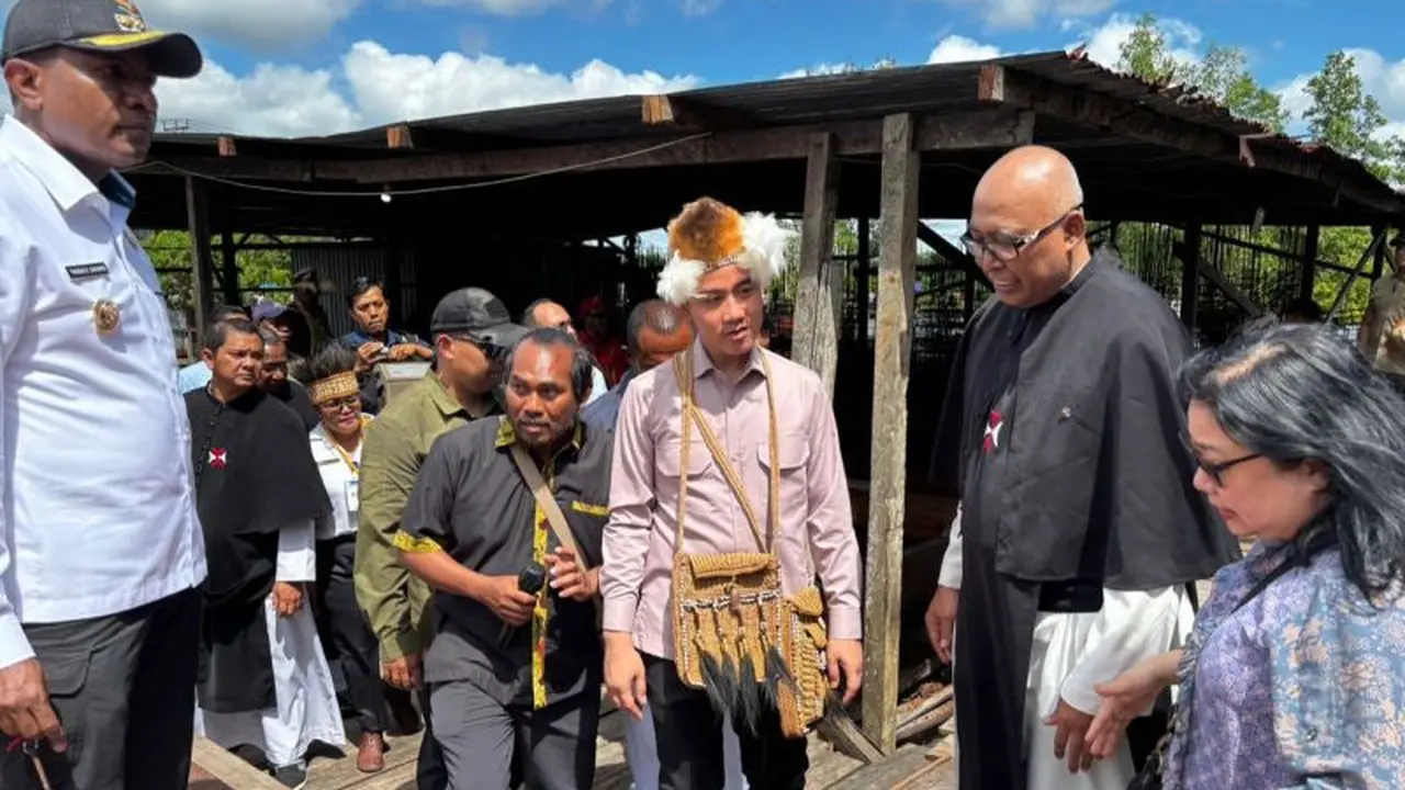 Wakil Presiden Gibran Rakabuming melakukan peninjauan pembangunan Gereja Katedral Salib Suci Baru di Agats, Kabupaten Asmat, Papua Selatan. (Istimewa)