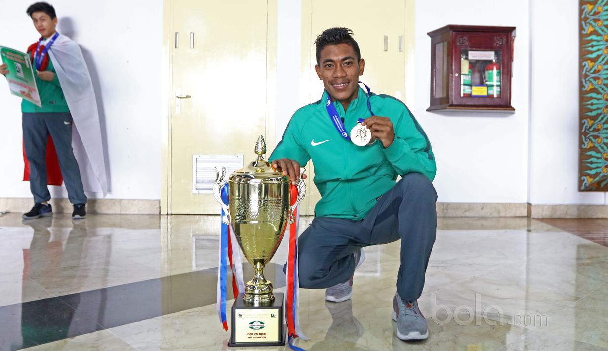 Hamsah Lestaluhu menjadi pemain terbaik dari Timnas Indonesia U-16 saat tiba di Bandara Soekarno-Hatta, Cengkareng, Senin (19/6/2017). Timnas U-16 menjadi juara pada ajang Tien Phong Plastic Tournament 2017. (Bola.com/Nicklas Hanoatubun)