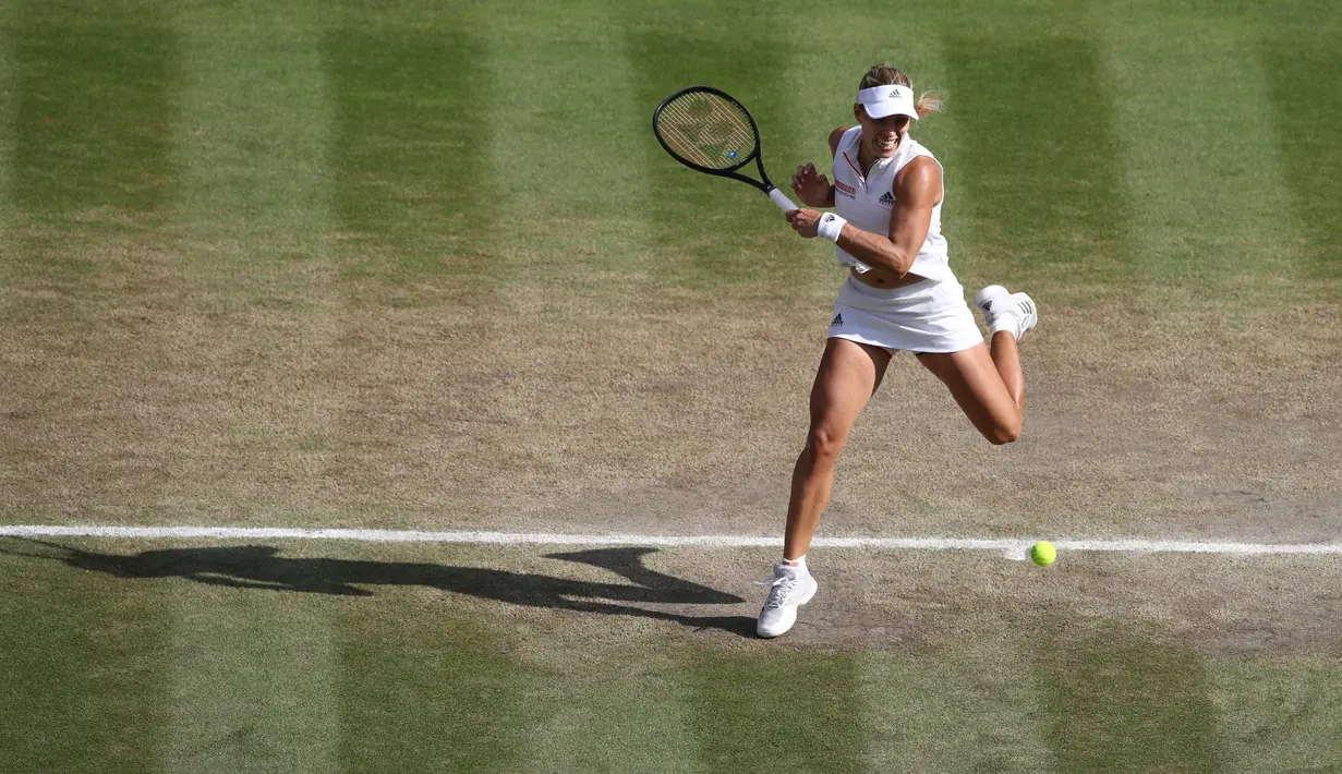 Petenis Jerman, Angelique Kerber mengembalikan bola pukulan petenis AS, Serena Williams saat bertanding pada final tunggal putri kejuaraan Tenis Wimbledon 2018 di London, (14/7). Kerber menang atas Williams 6-3,6-3. (AP Photo/John Walton)