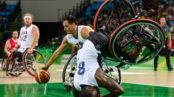 Pemain AS, Brian Bell terjatuh saat berebut bola pada cabang Basket Kursi Roda grup B antara AS melawan Iran pada Paralimpik Games 2016 di Rio de Janeiro, Brasil,(10/9/2016. (AFP/OIS/IOC/Thomas Lovelock for OIS/IOC)