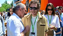 Mantan pembalap Motogp asal Italia dan juara dunia beberapa kali, Valentino Rossi (tengah), tiba untuk menghadiri Grand Prix Formula Satu Emilia Romagna 2025 di sirkuit Imola di Imola, pada 18 Mei 2025. (Andrej ISAKOVIC/AFP)