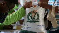 Penyaluran bantuan untuk meringankan beban masyarakat dalam memenuhi kebutuhan konsumsinya di tengah kenaikan harga beras. (Liputan6.com/Herman Zakharia)