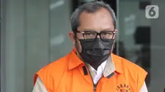 Wakil Ketua DPRD Jawa Timur, Sahat Tua Simanjuntak berjalan keluar dari ruang pemeriksaan di Gedung Merah Putih KPK, Jakarta, Rabu (11/1/2023). Sahat Tua Simanjuntak diperiksa sebagai tersangka terkait dugaan tindak pidana korupsi suap pengurusan alokasi dana hibah bersumber dari APBD Jawa Timur. (Liputan6.com/Faizal Fanani)