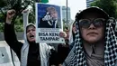 Massa juga menuntut pemerintah Indonesia mengevaluasi keterlibatan dengan Board of Peace (BOP). Tampak dalam foto, warga berunjuk rasa menentang serangan gabungan Amerika Serikat (AS)-Israel terhadap Iran dan berduka atas gugurnya pemimpin tertinggi Iran, Ayatollah Ali Khamenei, di depan Kedutaan Besar Amerika Serikat di Jakarta pada Senin 9 Maret 2026. (YASUYOSHI CHIBA/AFP)