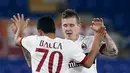 Pemain AC Milan, Juraj Kucka (kanan) merayakan gol bersama rekannya Carlos Bacca saat melawan AS Roma pada lanjutan Liga Italia Serie A di Stadion Olympico, Roma, Minggu (10/1/2016) dini hari WIB. (REUTERS/Giampiero Sposito)