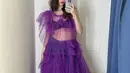 Ia juga tampil dengan dress ruffle ungu transparan dengan inner bra dan celana denimnya. (@xooos_)