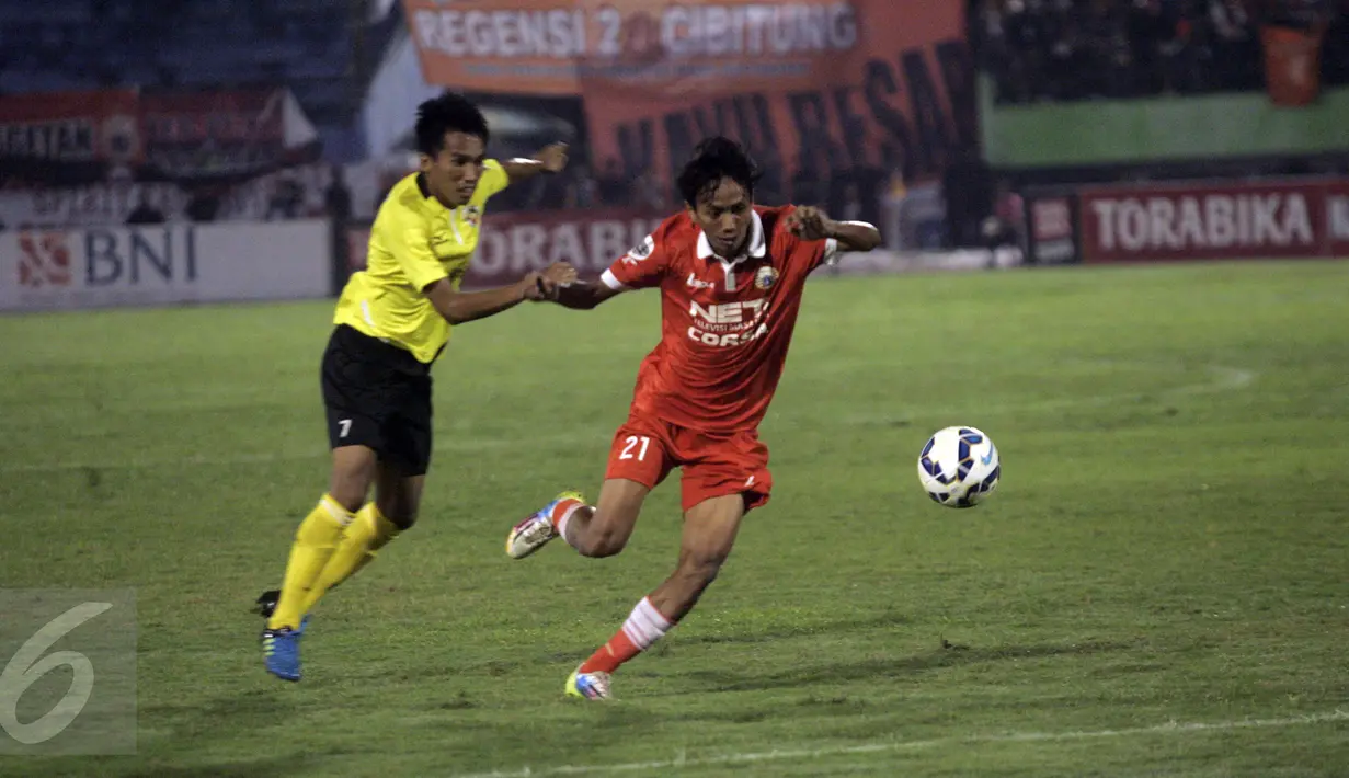 Pesepakbola Persija Amarzuki (kanan) dibayangi pesepakbola Semen Padang pada pertandingan 8 besar Piala Jendral Sudirman di Stadion Manahan Solo, Minggu (20/12). Meskipun menang, Persija tetap tak lolos ke babak semifinal. (Boy Harjanto)