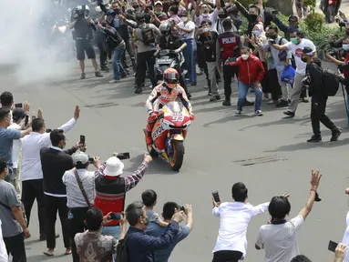 Usai pelepasan oleh Jokowi, Marc Marquez langsung melesat memimpin rombongan parade keluar dari halaman Istana menuju Jalan Merdeka Barat. (Bola.com/M Iqbal Ichsan)