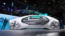 Kendaraan robot dengan mobilitas berbagi, Renault EZ-GO, pada pameran otomotif Geneva Motor Show 2018, Selasa (6/3). Pintunya yang terbuka dari muka kendaraan didesain agar memberikan ruang yang luas dan aman ketika naik dan turun. (Fabrice COFFRINI/AFP)