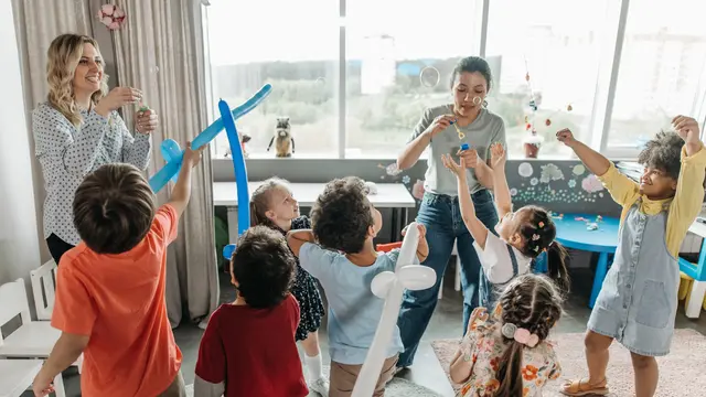 Anak bermain gelembung