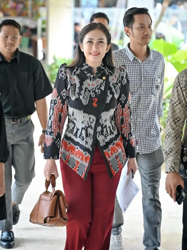 Bikin Statement Soal Tunjangan DPR, Ini Deretan Tas Branded Nafa Urbach yang Ditenteng Saat Rapat Kerja
