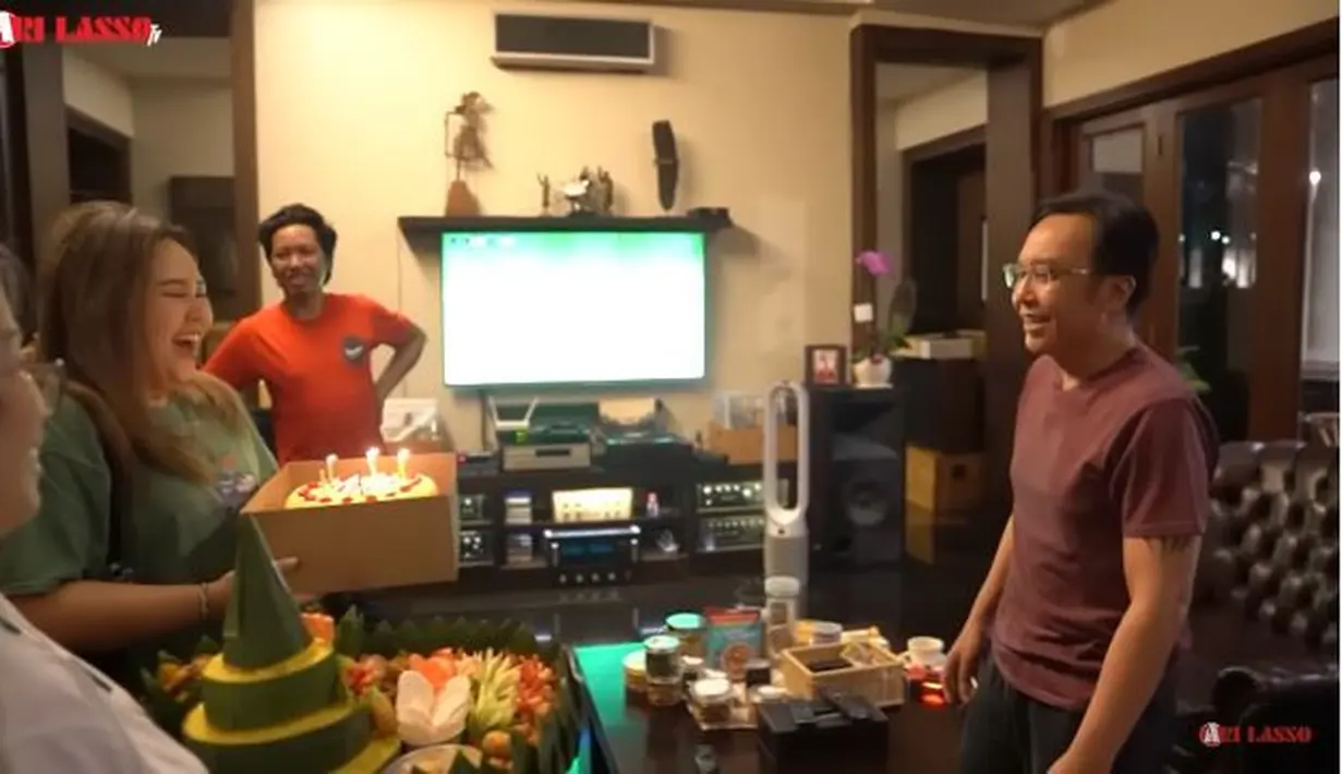 Inilah detik-detik Ari Lasso diberi kejutan oleh keluarganya. Istri dan anaknya membawa kue ulang tahun dan tumpeng untuk mantan vokalis grup band Dewa 19 tersebut. Tampak raut wajahnya tampak terkejut dan tidak menyangka akan meniup lilin tepat di hari bertambahnya usia yang sudah setengah abad. (Liputan6.com/YouTube/ARI LASSO TV)