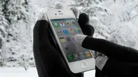 Beberapa perusahaan berhasil mengembangkan alat yang bisa membuat seseorang mengontrol smarphone saat menggunakan sarung tangan. 