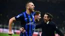 Pemain Inter Milan, Stefan de Vrij melakukan selebrasi setelah mencetak gol penyeimbang 1-1 ke gawang AC Milan dalam laga lanjutan Liga Italia 2024/2025 di San Siro, Milan, Italia, Senin (03/02/2025) WIB. (AFP/Piero Cruciatti)