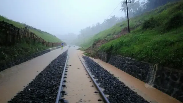 Longsor menimbun jalur KA antara Tambak-Stasiun Ijo, Kebumen. (Foto: Liputan6.com/KAI Daop 5 PWT/Muhamad Ridlo)