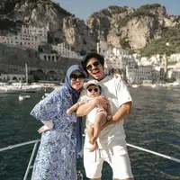 Pantai identik engan hawa panas dan terik. Menikmati pantai akan semakin seru dengan busana nyaman berpotongan loose, dengan warna senada seperti yang dikenakan oleh Aurel. (Foto: Instagram/ Aurel)