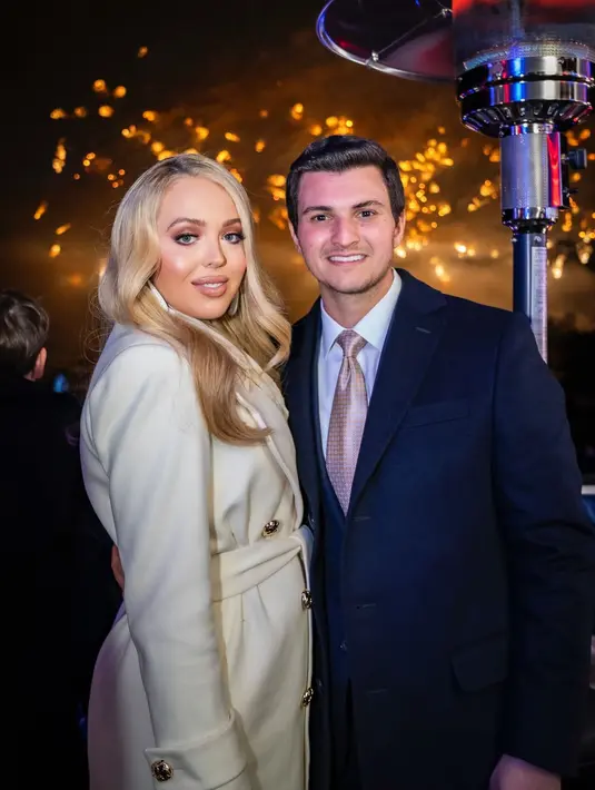 Tiffany Trump terlihat elegan kenakan mantel dress berwarna putih dengan kancing emas [@tiffanytrump]